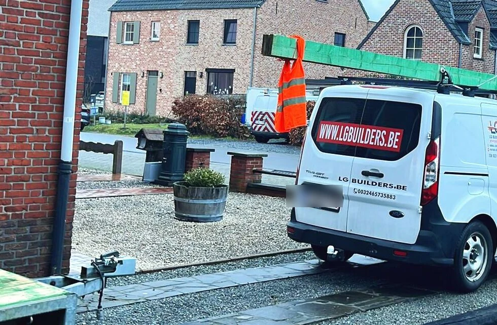 Bedrijfsbus van LG Builders in een woonstraat, met WWW.LGBUILDERS.BE op de zijkant