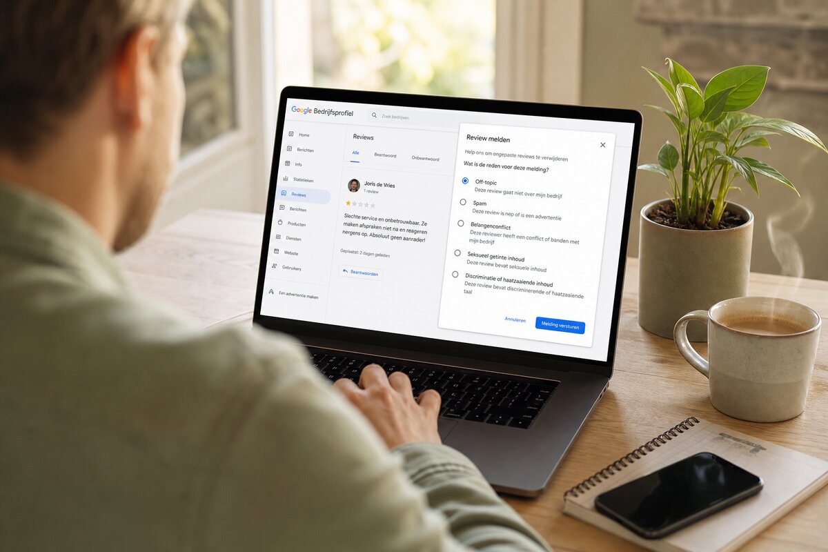 Ondernemer meldt een ongepaste Google review op een laptop
